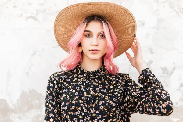 Retrato Glamour Hermosa Joven Con Pelo Rosa Chic Vestido Floral —  Fotos de Stock