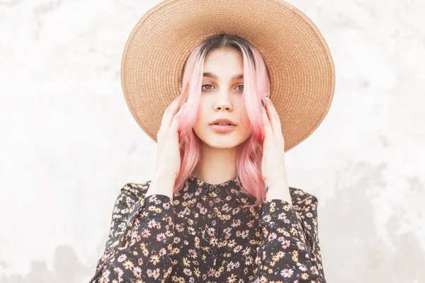 Retrato Tierna Mujer Bonita Joven Con Hermoso Pelo Rosa Sombrero —  Fotos de Stock