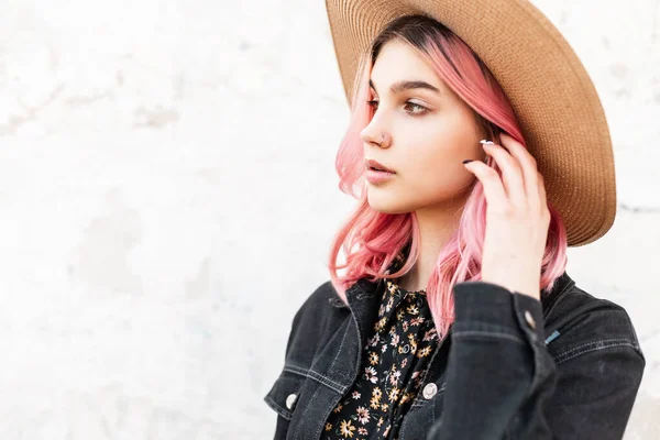 Портрет Модной Молодой Женщины Розовыми Удивительными Волосами Стильной Соломенной Шляпе — стоковое фото