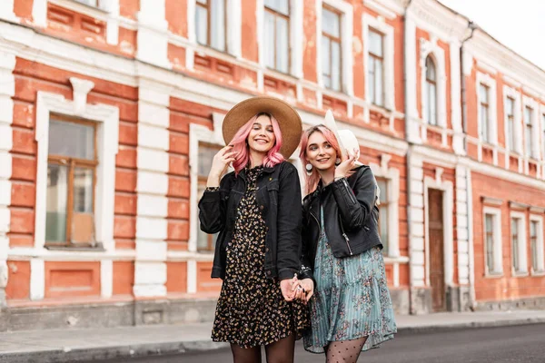 Duas Irmãs Encantadoras Moda Felizes Vestidos Verão Moda Chapéus Elegantes — Fotografia de Stock
