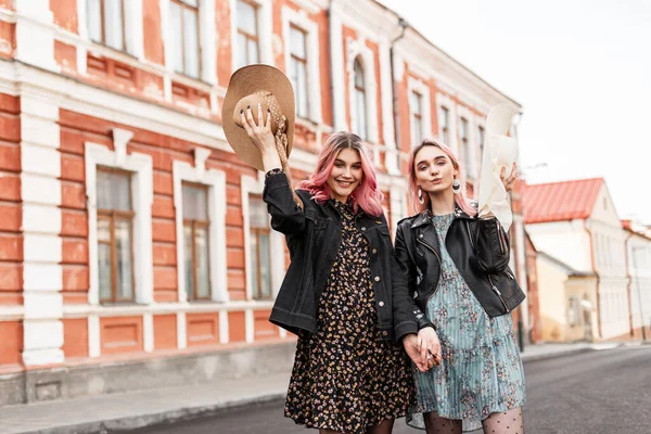 Two Happy Young Women Lovely Smiles Pink Hair Stylish Dresses — Stock Photo, Image