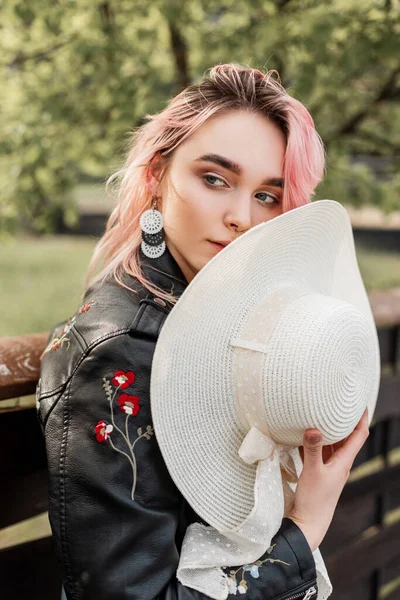 Superbe Jeune Femme Aux Cheveux Colorés Cuir Mode Veste Noire — Photo