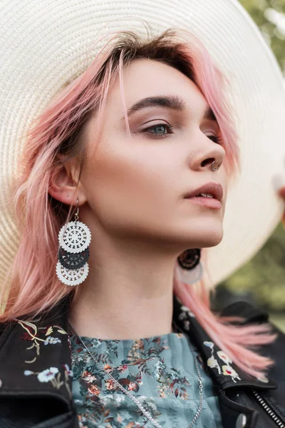 Retrato Elegante Moda Jovem Mulher Com Cabelo Rosa Com Belos — Fotografia de Stock