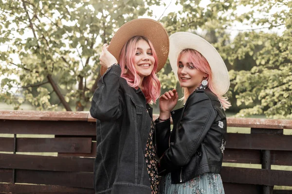 Sorelle Gemelle Sorridenti Divertenti Con Capelli Rosa Abiti Giovani Alla — Foto Stock