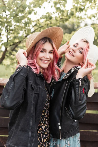 Retrato Duas Namoradas Felizes Bonito Chapéus Palha Jaquetas Moda Vestidos — Fotografia de Stock