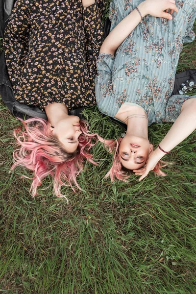 Trendige Freundinnen Mit Schönen Rosafarbenen Haaren Modischen Sommeroutfit Ruhen Sich — Stockfoto