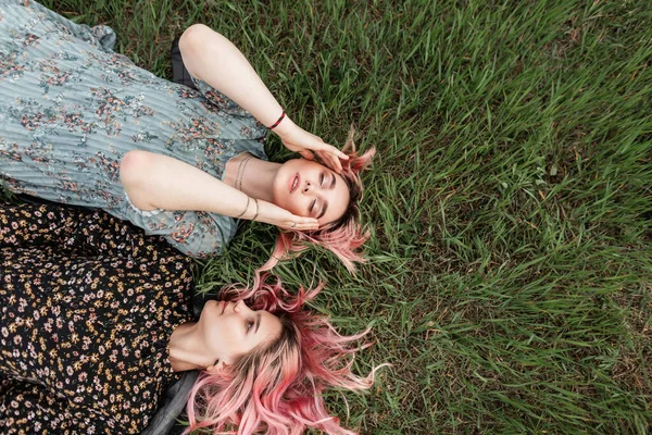 Dvě Módní Hezké Mladé Ženy Růžovými Vlasy Stylových Mladistvých Elegantních — Stock fotografie