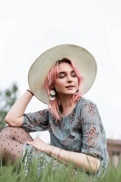 Porträtt Fashionabla Söt Ung Kvinna Modell Med Chic Rosa Hår — Stockfoto