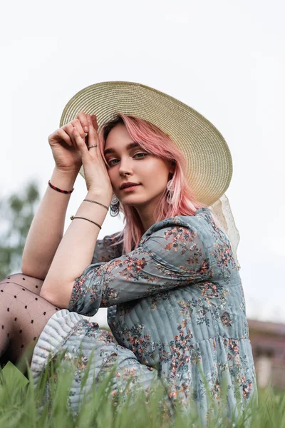 Joven Mujer Encantadora Con Pelo Rosa Sombrero Paja Vintage Elegante —  Fotos de Stock