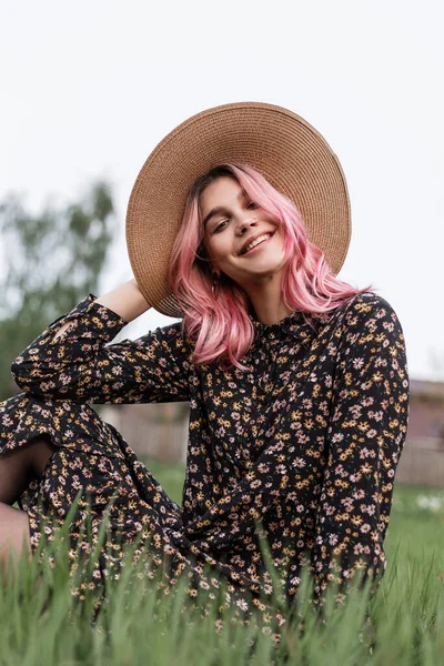Cute Smiling Young Woman Pink Hair Vintage Straw Hat Fashionable — Stock Photo, Image