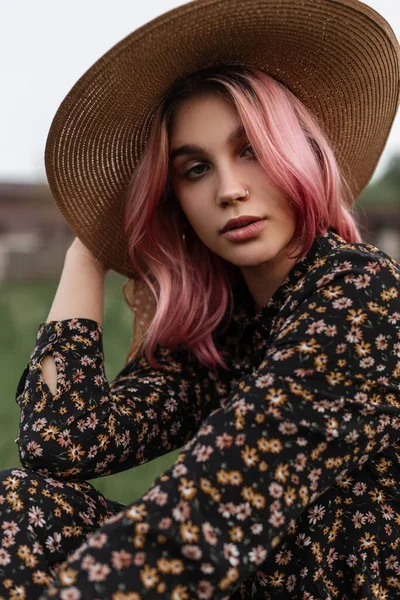 Mode Modell Ung Kvinna Med Sexiga Läppar Med Chic Rosa — Stockfoto