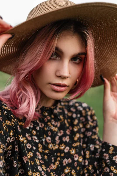 Close Retrato Mulher Atraente Com Cabelo Rosa Com Lábios Sexy — Fotografia de Stock