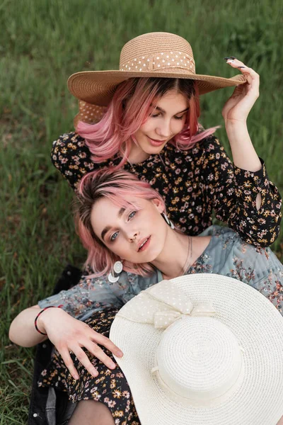 Duas Mulheres Moda Atraentes Com Cabelo Rosa Roupa Verão Moda — Fotografia de Stock