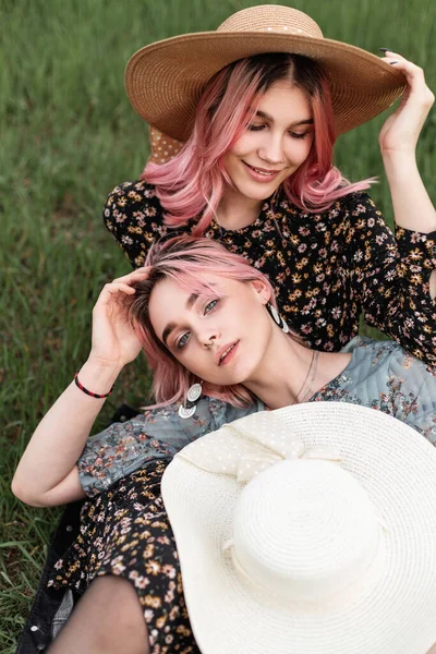 Namoradas Moda Com Cabelo Rosa Bonito Roupa Verão Elegante Repousa — Fotografia de Stock