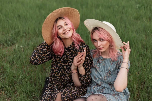 Twee Charmante Glimlachende Modieuze Vriendinnen Met Gekleurd Haar Stijlvolle Jurken — Stockfoto