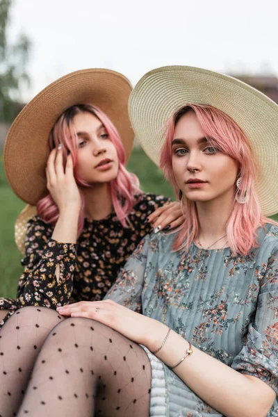 Retrato Duas Mulheres Lindas Jovens Com Cabelo Rosa Chapéus Palha — Fotografia de Stock