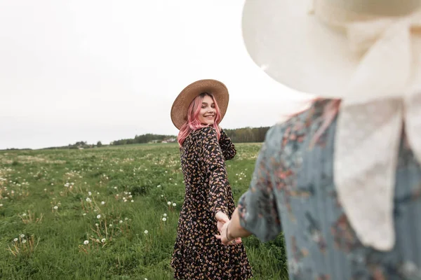 Trendig Kvinna Mode Blå Klänning Hatt Håller Handen Positiv Flickvän — Stockfoto