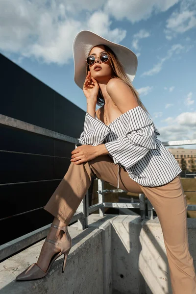 Modelo Moda Mujer Joven Sombrero Paja Camisa Rayas Pantalones Beige —  Fotos de Stock