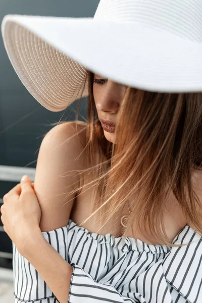 Retrato Fresco Verano Una Mujer Muy Moda Con Labios Sexy — Foto de Stock