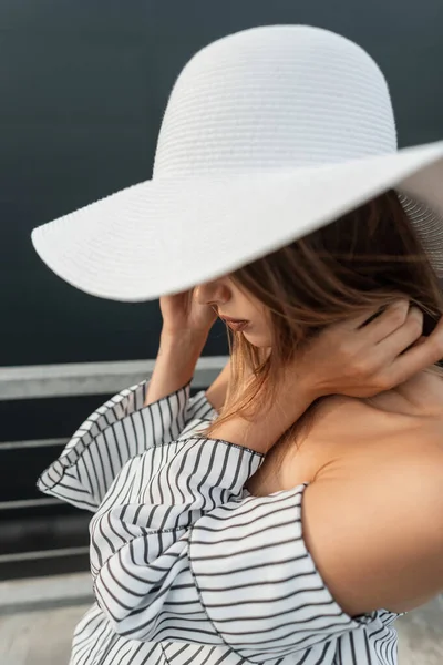 Elegant Ung Vacker Kvinna Fashionabel Vit Hatt Strandkläder Mörk Bakgrund — Stockfoto