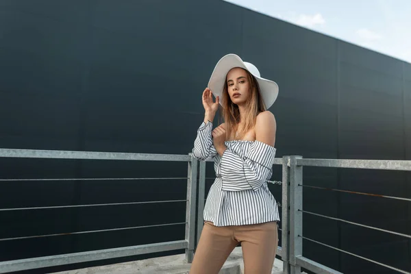 Sexy Modelo Moda Mujer Joven Elegante Sombrero Blanco Paja Moda — Foto de Stock