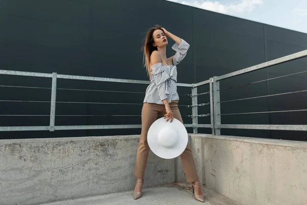 Mujer Joven Bastante Hermosa Con Sombrero Paja Vintage Ropa Verano — Foto de Stock