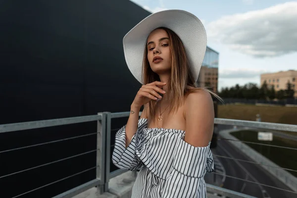 Moda Mankeni Güzel Bir Kız Mankeni Şık Bir Şapkası Sokakta — Stok fotoğraf