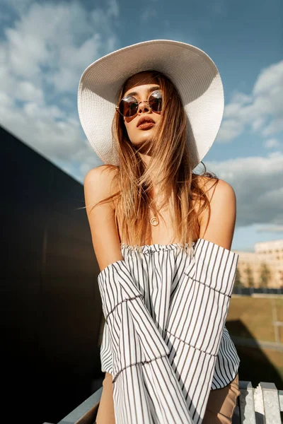 Mujer Joven Hermosa Moda Ropa Verano Con Estilo Con Gafas — Foto de Stock