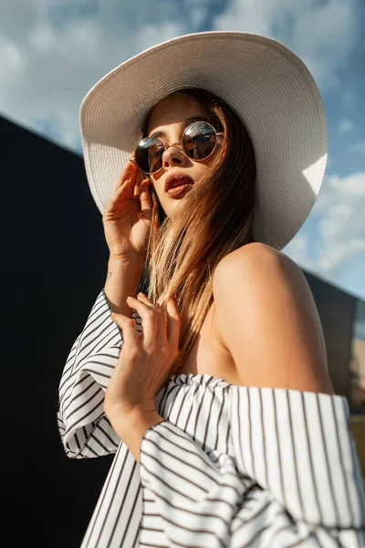 Čerstvý Portrét Atraktivní Mladá Žena Módních Slunečních Brýlích Slamáku Elegantních — Stock fotografie
