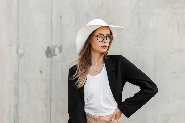 Porträt Ziemlich Sexy Moderne Geschäftsfrau Schönen Stilvollen Schwarz Weißen Kleidern — Stockfoto