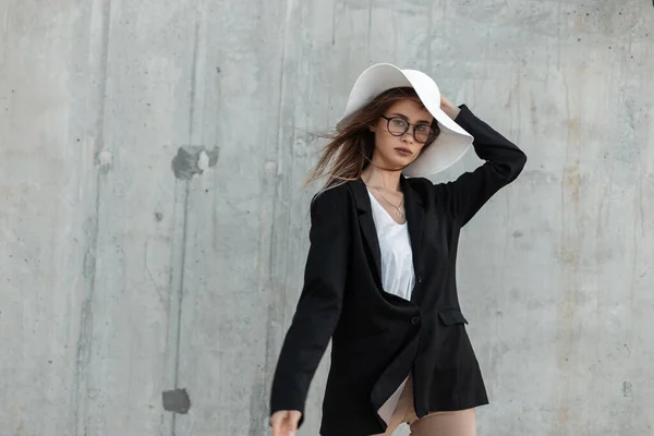 Atractivo Modelo Mujer Joven Sexy Ropa Blanca Negra Moda Gafas — Foto de Stock