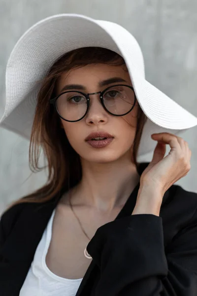 Retrato Belleza Mujer Joven Con Piel Limpia Gafas Vintage Chaqueta — Foto de Stock