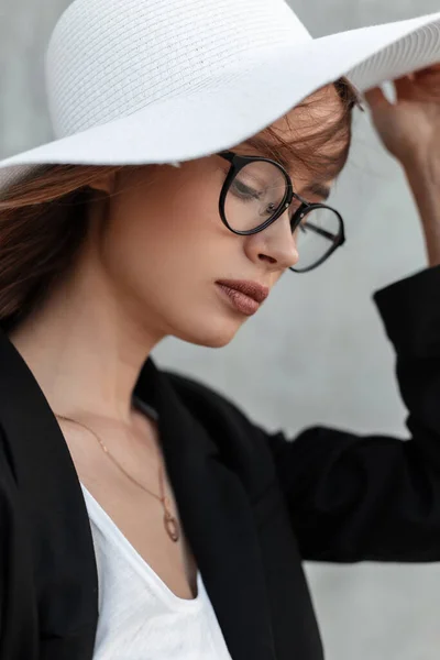 Elegante Bonita Chica Joven Retrato Gafas Moda Verano Elegante Sombrero — Foto de Stock