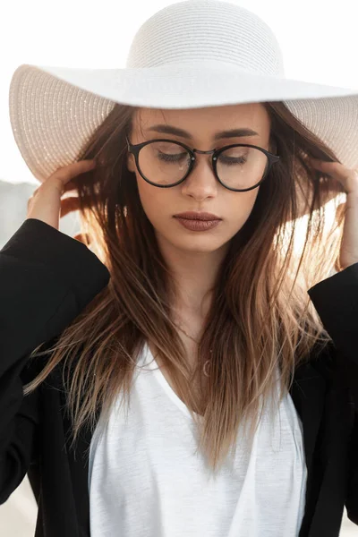 Модная Красивая Молодая Деловая Женщина Очках Белой Шляпе Черной Куртке — стоковое фото