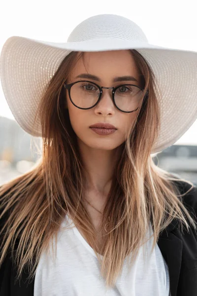 Elegante Hermosa Mujer Joven Gafas Sombrero Moda Con Una Chaqueta — Foto de Stock