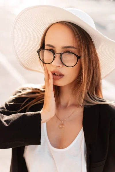 Hermoso Retrato Bastante Joven Hermosa Mujer Con Labios Sexy Gafas — Foto de Stock