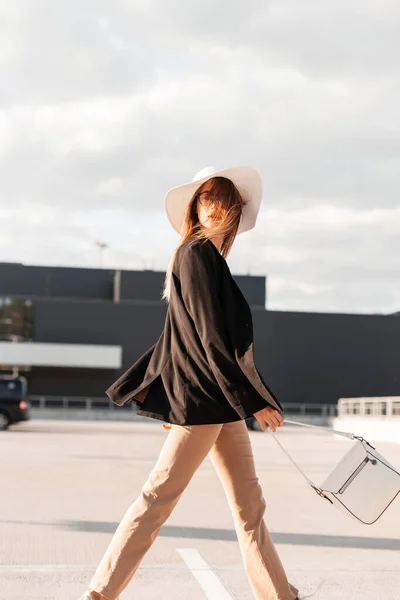 Preciosa Mujer Sombrero Paja Moda Ropa Elegante Elegante Con Bolsa — Foto de Stock