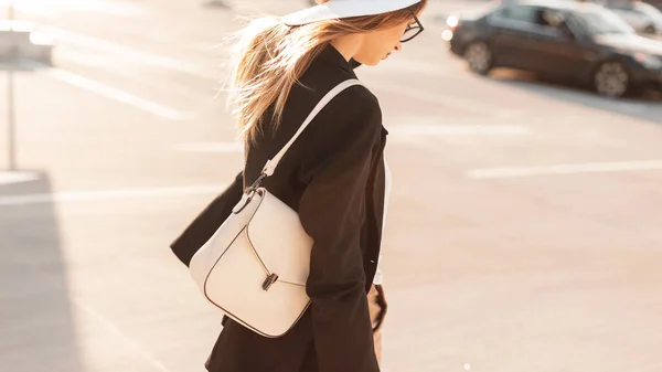 Mujer Joven Bonita Sombrero Gafas Con Una Bolsa Moda Blanca — Foto de Stock