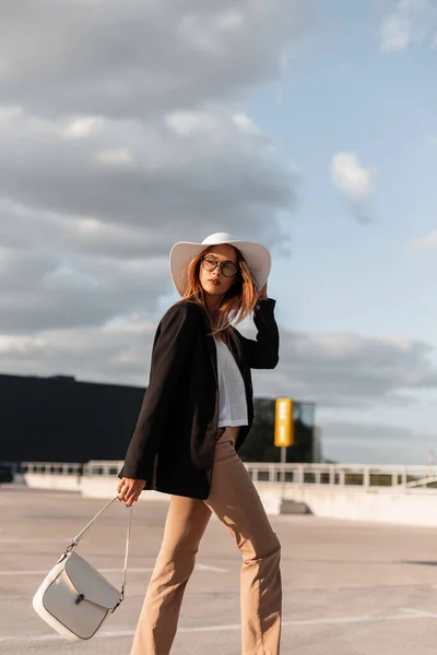 Hermosa Modelo Mujer Joven Sombrero Paja Blazer Negro Pantalones Moda — Foto de Stock