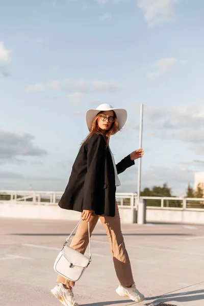 Mujer Vogue Blazer Negro Moda Pantalones Elegantes Sombrero Elegante Zapato — Foto de Stock