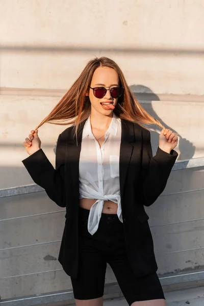 Attraktive Junge Frau Modisch Schöner Jugendkleidung Mit Stylischer Sonnenbrille Steht — Stockfoto
