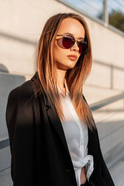 Модна Модель Молодої Жінки Модних Сонцезахисних Окулярах Казуальній Чорній Куртці — стокове фото