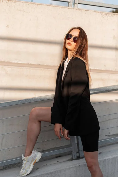 Modelmodel Junge Frau Mit Sonnenbrille Schwarzem Eleganten Blazer Weißem Hemd — Stockfoto