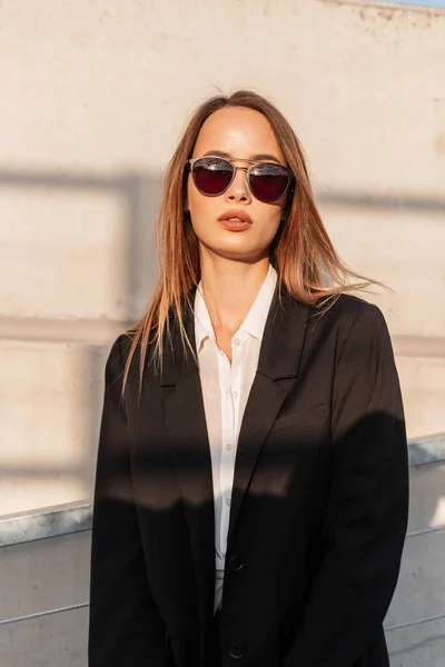 Amerikansk Urban Ung Kvinna Fashionabla Ungdom Svarta Kläder Snygga Solglasögon — Stockfoto