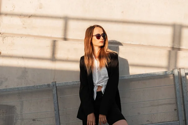 Moderne Mooie Jonge Vrouw Vintage Zonnebril Klassiek Wit Shirt Zwarte — Stockfoto