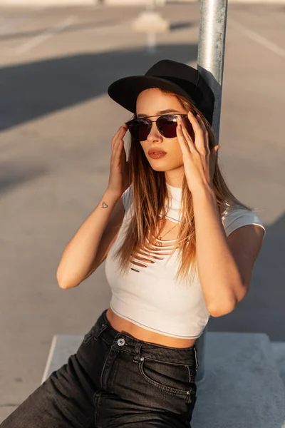 Moda Botín Bastante Joven Mujer Negro Americano Elegante Gorra Gafas —  Fotos de Stock