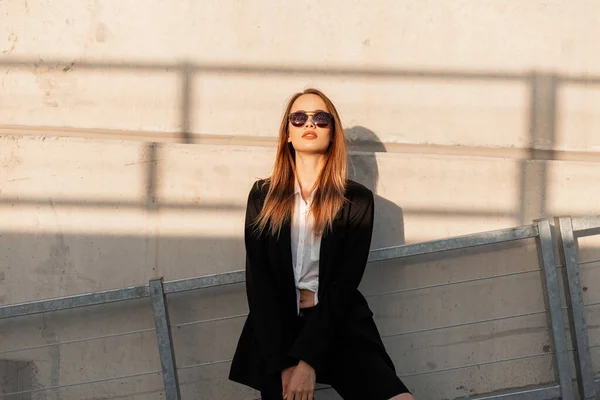 Preciosa Mujer Joven Con Estilo Blazer Negro Moda Camisa Clásica — Foto de Stock