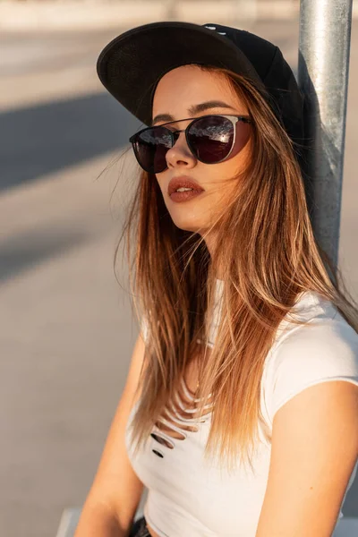 Moda Tişörtlü Modaya Uygun Siyah Şapkalı Şık Güneş Gözlüklü Genç — Stok fotoğraf