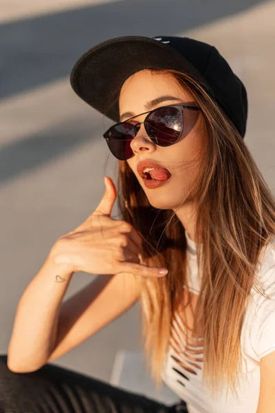 Impudent Cool Jeune Fille Hipster Casquette Mode Dans Les Lunettes — Photo