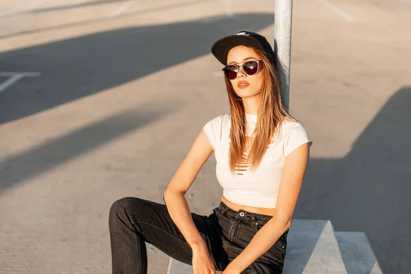 Cool Mulher Muito Jovem Hipster Com Lábios Sexy Moda Óculos — Fotografia de Stock